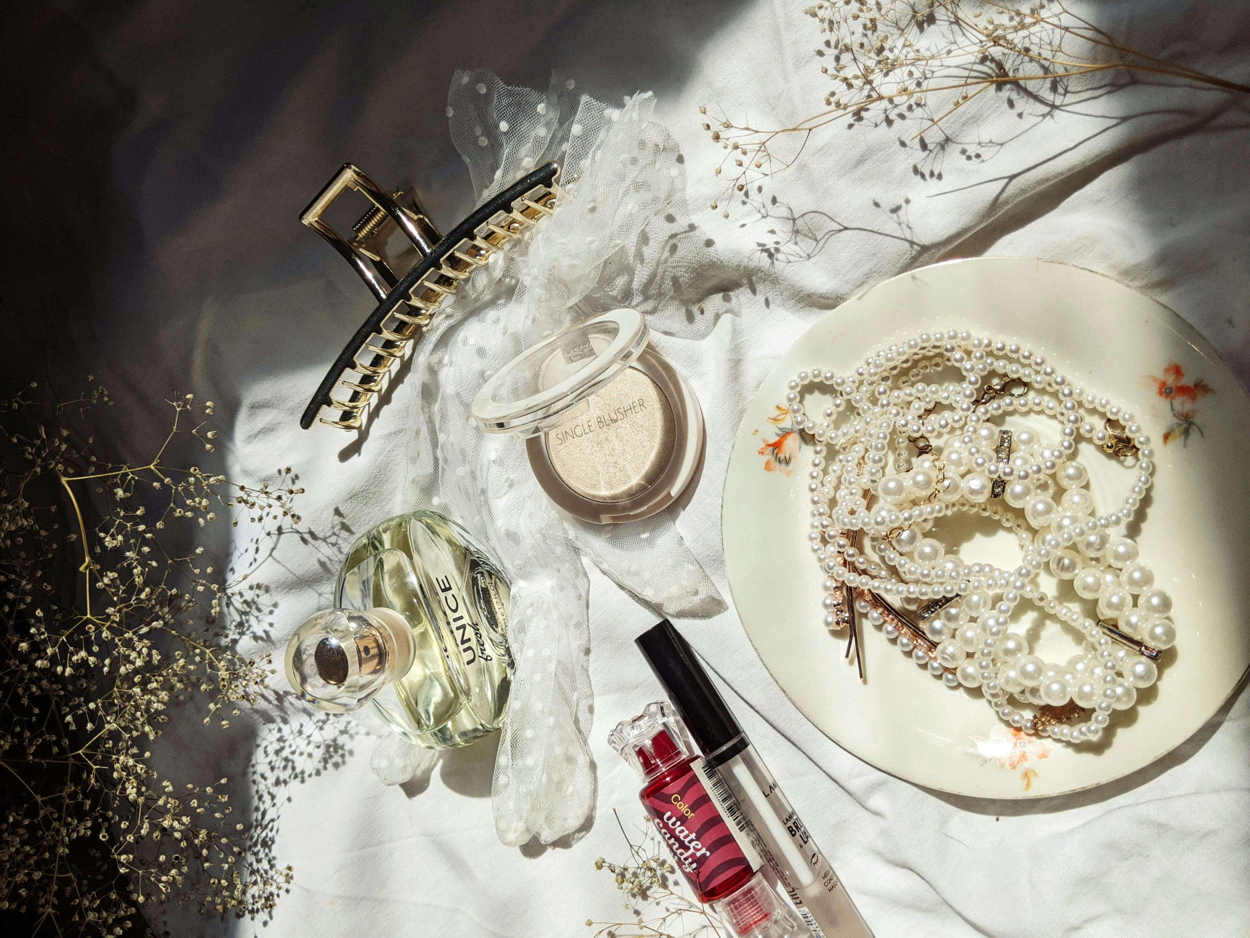 minimalist image protraying the jewelry